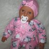 P13a Grote Babypop soft body getint  60 cm in roze kleding en speen