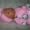 P13a Grote Babypop soft body getint  60 cm in roze kleding en speen - Afbeelding 15