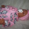 P13a Grote Babypop soft body getint  60 cm in roze kleding en speen - Afbeelding 22
