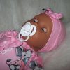 P13a Grote Babypop soft body getint  60 cm in roze kleding en speen - Afbeelding 20