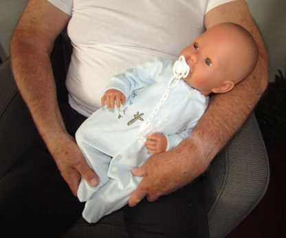 AD7e Levensechte Babypop soft body Lisa met slaapogen kleding en speen 52 cm - Afbeelding 5
