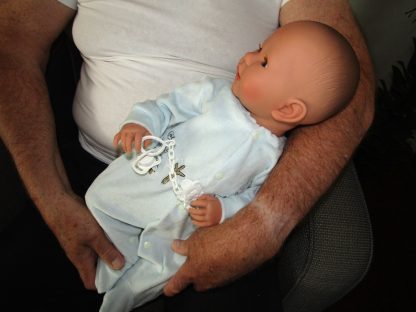 AD7e Levensechte Babypop soft body Lisa met slaapogen kleding en speen 52 cm - Afbeelding 3