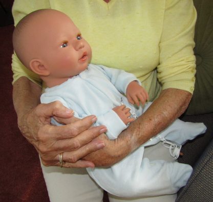 AD7e Levensechte Babypop soft body Lisa met slaapogen kleding en speen 52 cm - Afbeelding 7