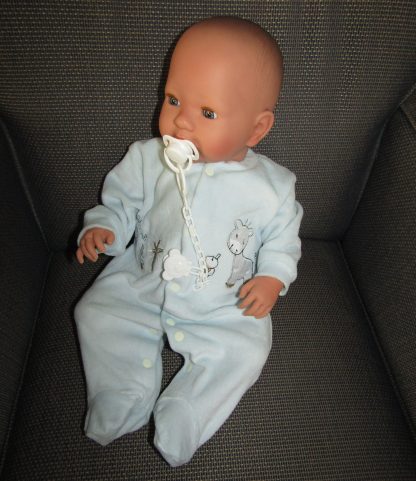 AD7e Levensechte Babypop soft body Lisa met slaapogen kleding en speen 52 cm - Afbeelding 14