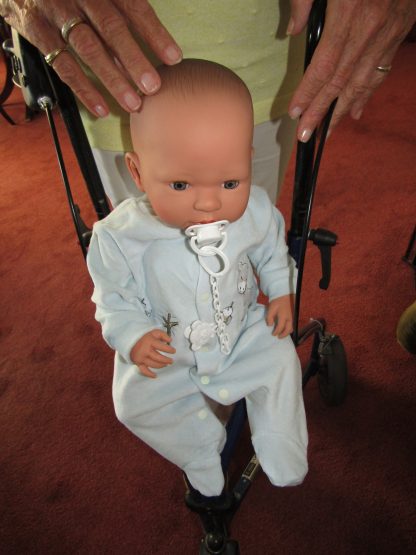 AD7e Levensechte Babypop soft body Lisa met slaapogen kleding en speen 52 cm - Afbeelding 11
