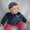 AD3v Levensechte Babypop soft body Naomi blauwe ogen in kleding 53 cm - Afbeelding 2