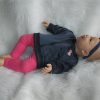 AD3v Levensechte Babypop soft body Naomi blauwe ogen in kleding 53 cm - Afbeelding 7