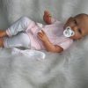 ADK0d Levensechte Babypop Newborn Meisje full body blank 52 cm pastel kleding inclusief speen - Afbeelding 4