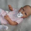ADK0d Levensechte Babypop Newborn Meisje full body blank 52 cm pastel kleding inclusief speen - Afbeelding 7