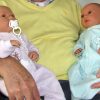 AD7CO Levensechte Babypoppen set van 2 poppen Lara en Leonie in kleding en speen 52 cm
