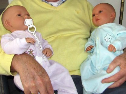 AD7CO Levensechte Babypoppen set van 2 poppen Lara en Leonie in kleding en speen 52 cm