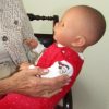 AD7b Levensechte Babypop soft body Lisa met slaapogen Kerstkleding speen 52 cm - Afbeelding 3