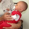 AD7b Levensechte Babypop soft body Lisa met slaapogen Kerstkleding speen 52 cm - Afbeelding 5