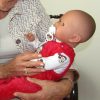 AD7b Levensechte Babypop soft body Lisa met slaapogen Kerstkleding speen 52 cm - Afbeelding 10