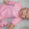 AD6a Levensechte Babypop soft body flexibele pop met kleding 53 cm - Afbeelding 10