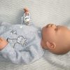 AD7j Levensechte Babypop soft body met slaapogen grijze kleding en speen 52 cm - Afbeelding 4