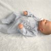 AD7j Levensechte Babypop soft body met slaapogen grijze kleding en speen 52 cm - Afbeelding 2