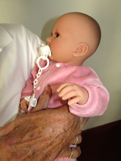 AD9c Levensechte Babypop Leoni softbody bruine ogen met velours pakje en speen 52 cm - Afbeelding 28