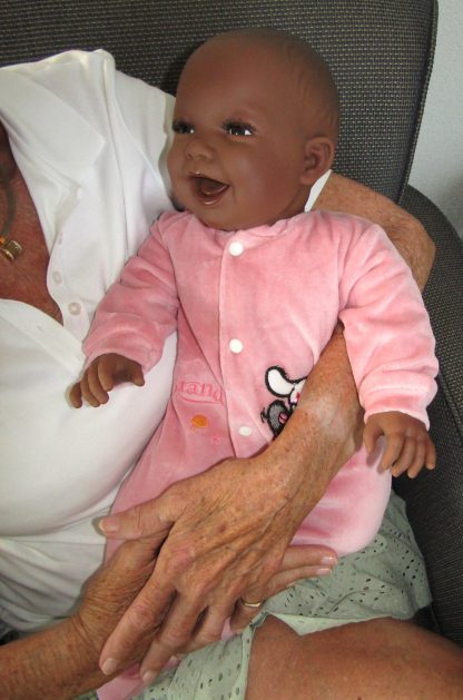 AD3l5 Levensechte Babypop soft body pop donker in velours pakje 53 cm - Afbeelding 12