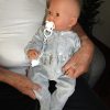 AD7j Levensechte Babypop soft body met slaapogen grijze kleding en speen 52 cm - Afbeelding 22