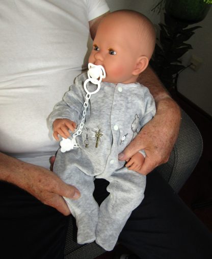 AD7j Levensechte Babypop soft body met slaapogen in grijze kleding met speen 52 cm - Afbeelding 22