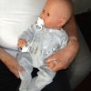 AD7j Levensechte Babypop soft body met slaapogen grijze kleding en speen 52 cm - Afbeelding 3