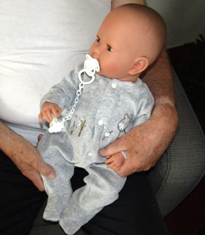 AD7j Levensechte Babypop soft body met slaapogen in grijze kleding met speen 52 cm
