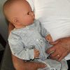 AD7j Levensechte Babypop soft body met slaapogen grijze kleding en speen 52 cm - Afbeelding 21