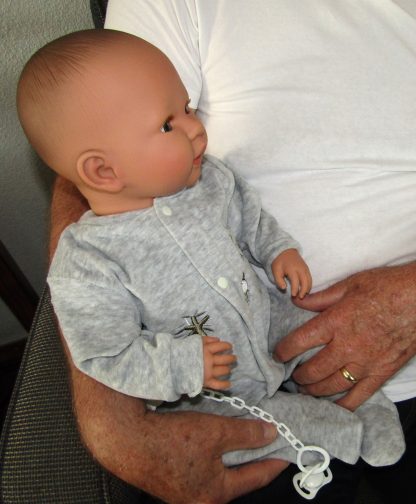 AD7j Levensechte Babypop soft body met slaapogen in grijze kleding met speen 52 cm - Afbeelding 21