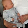 AD7j Levensechte Babypop soft body met slaapogen grijze kleding en speen 52 cm - Afbeelding 11