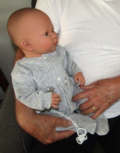 AD7j Levensechte Babypop soft body met slaapogen in grijze kleding met speen 52 cm - Afbeelding 12