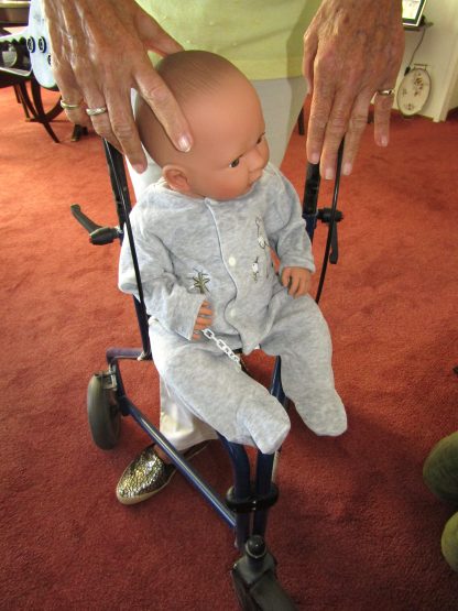 AD7j Levensechte Babypop soft body met slaapogen in grijze kleding met speen 52 cm - Afbeelding 9