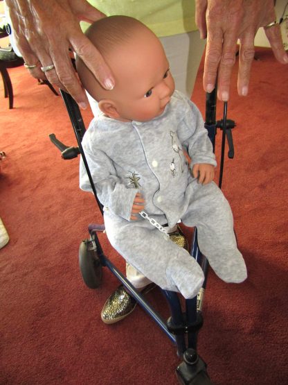 AD7j Levensechte Babypop soft body met slaapogen in grijze kleding met speen 52 cm - Afbeelding 2