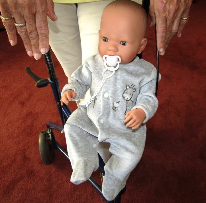 AD7j Levensechte Babypop soft body met slaapogen in grijze kleding met speen 52 cm - Afbeelding 5