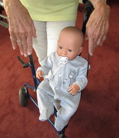 AD7j Levensechte Babypop soft body met slaapogen in grijze kleding met speen 52 cm - Afbeelding 20