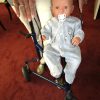 AD7j Levensechte Babypop soft body met slaapogen grijze kleding en speen 52 cm - Afbeelding 6