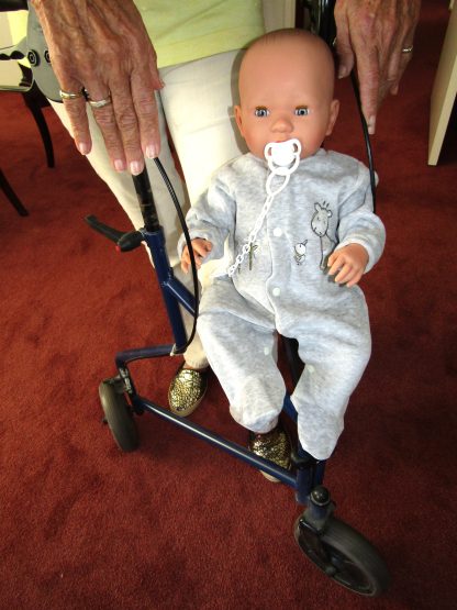 AD7j Levensechte Babypop soft body met slaapogen in grijze kleding met speen 52 cm - Afbeelding 8