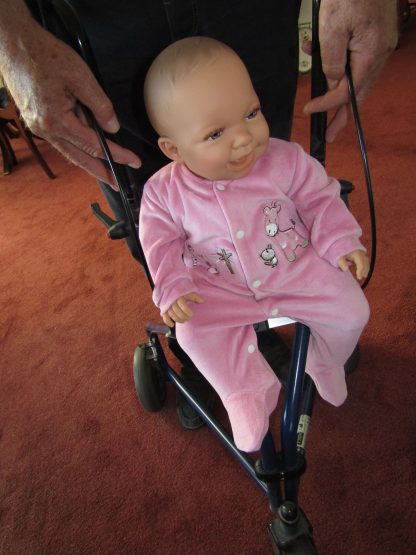 AD3g Levensechte Babypop softbody Naomi blauwe ogen in velours pakje 53 cm - Afbeelding 4