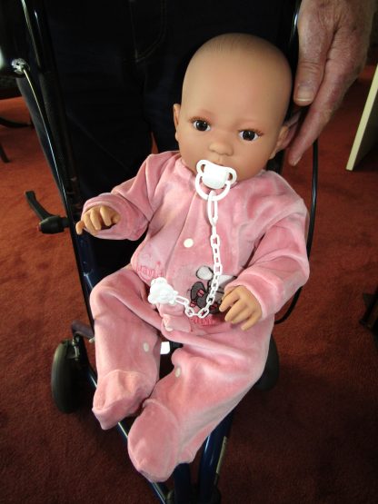 AD9c Levensechte Babypop Leoni softbody bruine ogen met velours pakje en speen 52 cm - Afbeelding 3
