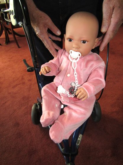 AD9c Levensechte Babypop Leoni softbody bruine ogen met velours pakje en speen 52 cm - Afbeelding 10