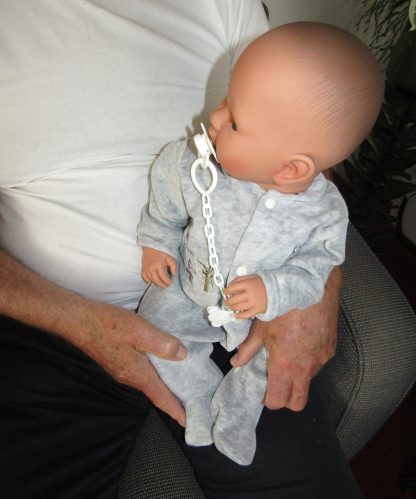 AD7j Levensechte Babypop soft body met slaapogen in grijs pakje en speen 52 cm - Afbeelding 11