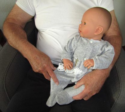 AD7j Levensechte Babypop soft body met slaapogen in grijs pakje en speen 52 cm - Afbeelding 8