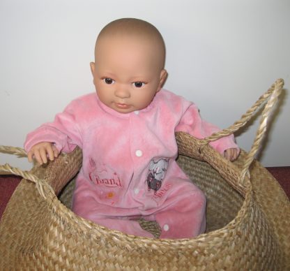 AD9c Levensechte Babypop Leoni softbody bruine ogen met velours pakje en speen 52 cm