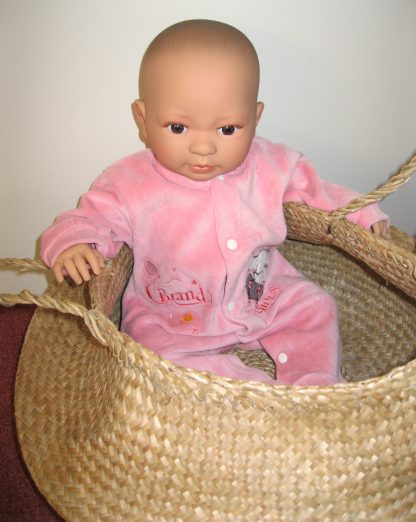 AD9c Levensechte Babypop Leoni softbody bruine ogen met velours pakje en speen 52 cm - Afbeelding 4