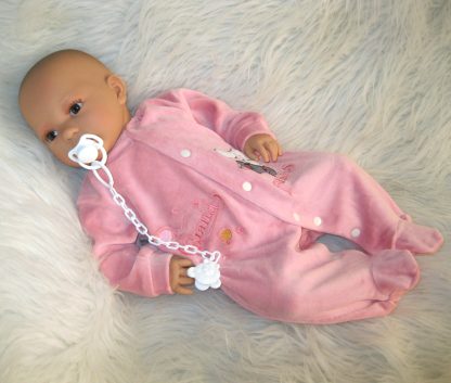 AD9c Levensechte Babypop Leoni softbody bruine ogen met velours pakje en speen 52 cm - Afbeelding 13