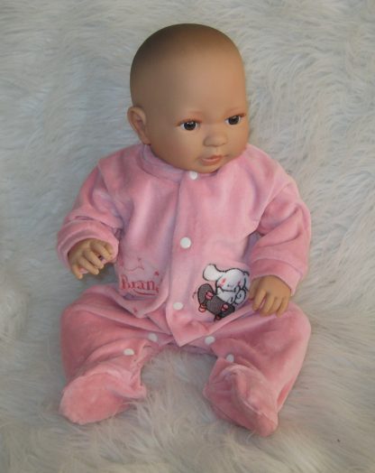 AD9c Levensechte Babypop Leoni softbody bruine ogen met velours pakje en speen 52 cm - Afbeelding 5