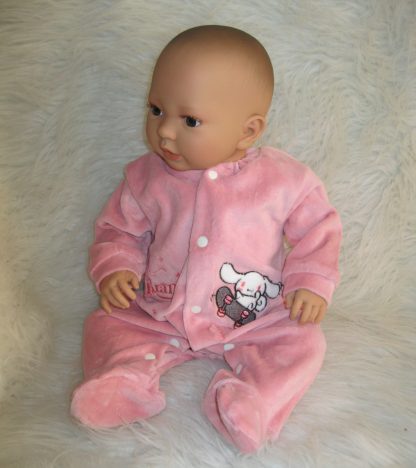 AD9c Levensechte Babypop Leoni softbody bruine ogen met velours pakje en speen 52 cm - Afbeelding 8