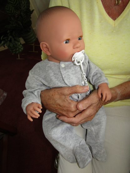 AD7j Levensechte Babypop soft body met slaapogen in grijs pakje en speen 52 cm - Afbeelding 9