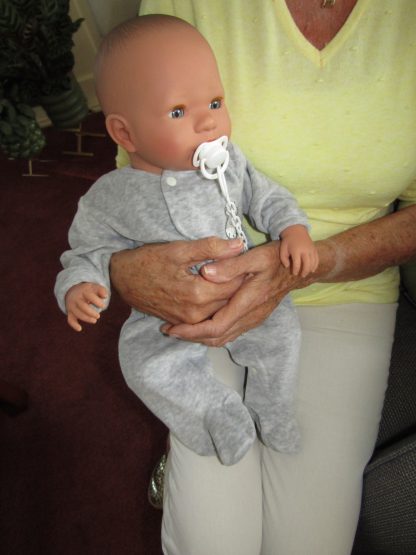 AD7j Levensechte Babypop soft body met slaapogen in grijs pakje en speen 52 cm - Afbeelding 28