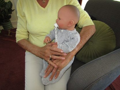 AD7j Levensechte Babypop soft body met slaapogen in grijs pakje en speen 52 cm - Afbeelding 15